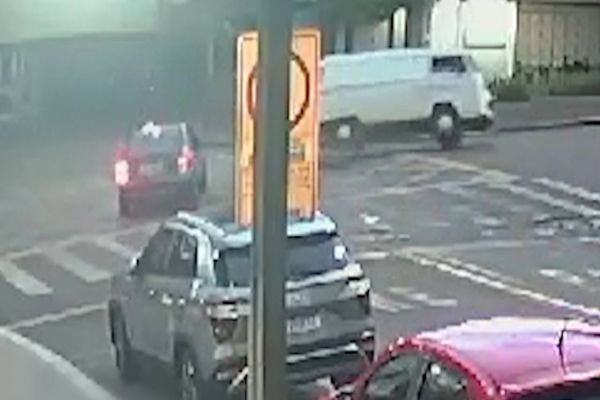 Câmera de monitoramento registra forte colisão de trânsito na Rua Vicente Machado