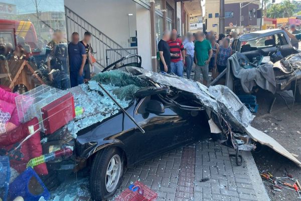 Caos no Centro de Coronel Vivida: Caminhão desgovernado atinge pelo menos 9 veículos e deixa feridos