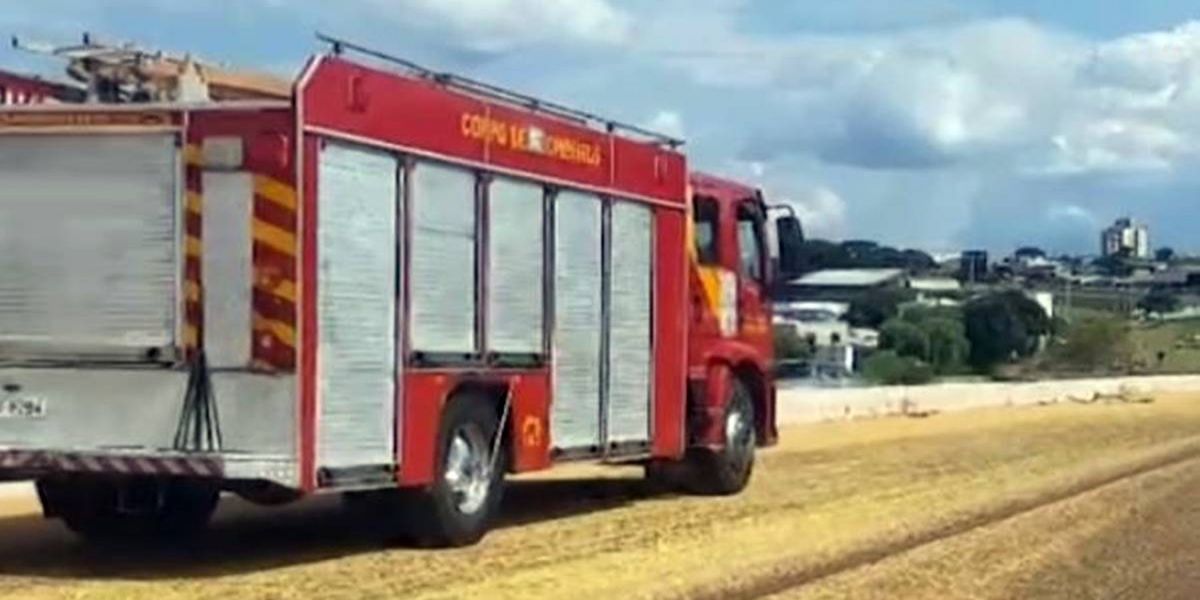 Carreta carregada de soja tomba na BR-467 em Cascavel, causando interdição da pista