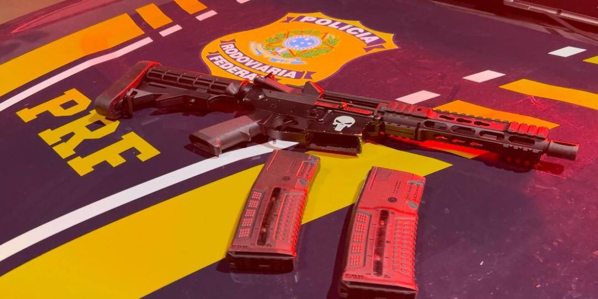 Após perseguição, PRF prende duas mulheres que carregavam fuzil em carro com bebê de seis meses