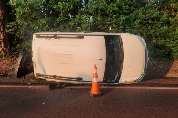 Tombamento de veículo é registrado na PR-497 em São Miguel do Iguaçu