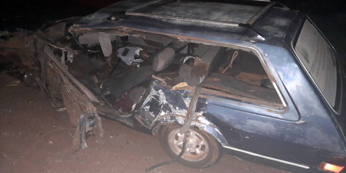 Condutor fica ferido após forte colisão entre F-4000 e Belina na PR-239 em Nova Aurora