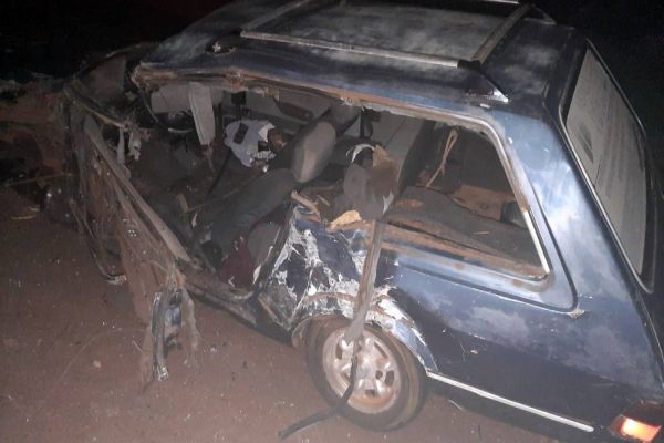 Condutor fica ferido após forte colisão entre F-4000 e Belina na PR-239 em Nova Aurora