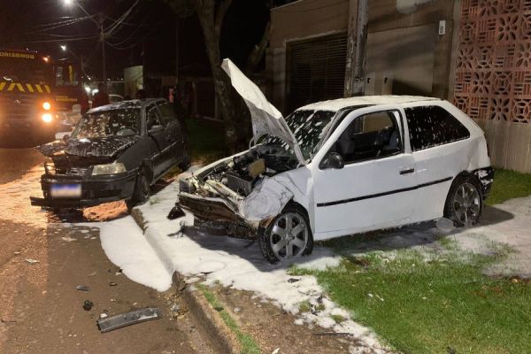 Casal fica ferido após forte colisão entre carros na Rua Maracaí no Jardim Clarito em Cascavel