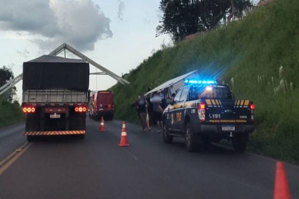 Tombamento de caminhão com carga de herbicidas mobiliza Bombeiros na BR-163 em Lindoeste