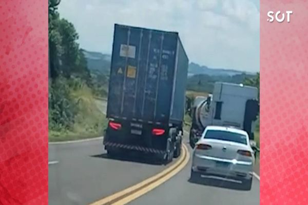 Caminhão é flagrado ultrapassando três veículos em curva da BR-277 no Paraná