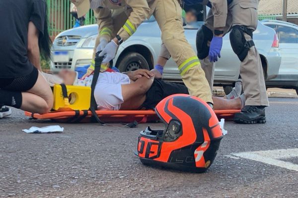 Jovem de 19 anos sofre ferimentos moderados após forte colisão na Rua Europa em Cascavel