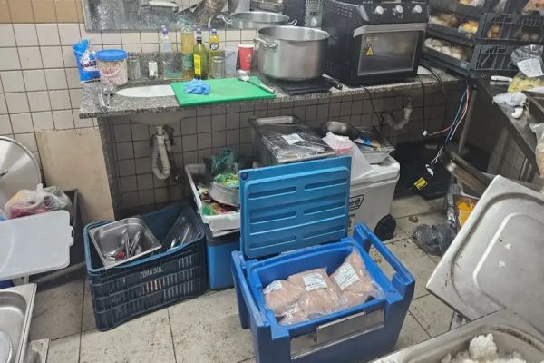 Camarote da Sapucaí é flagrado preparando alimentos no banheiro; Duas pessoas foram presas