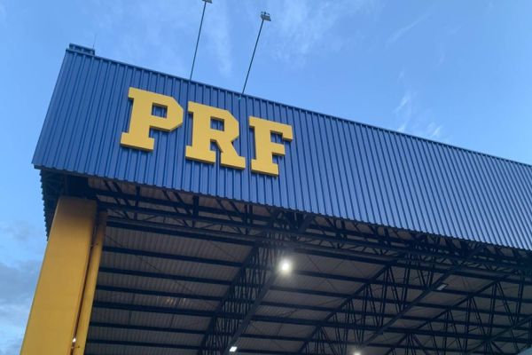 Homem com mandado de prisão por tráfico é preso pela PRF após tentar fugir e abandonar filhos