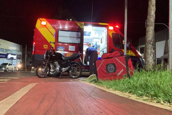 Jovem de 19 anos se envolve em colisão entre motos na Rua Paraná em Cascavel