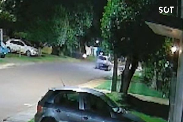 Câmera de segurança registra forte colisão que deixou casal ferido no Jardim Clarito em Cascavel