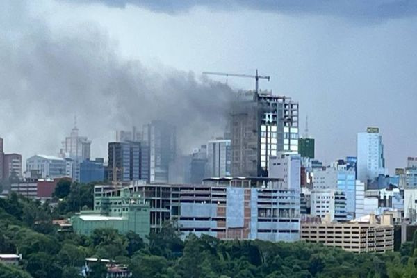 Incêndio atinge edifício em construção em Cidade do Leste no Paraguai