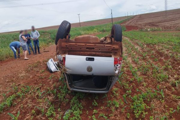 Veículo Gol capota na PR-180 em Nova Aurora; Motorista ficou ferido