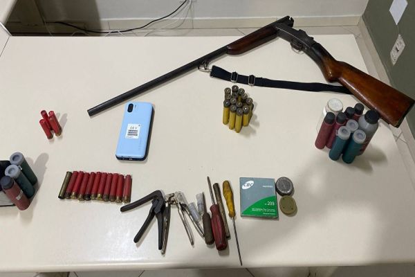 Motorista de ônibus escolar é preso por estupro de vulnerável e posse de arma proibida