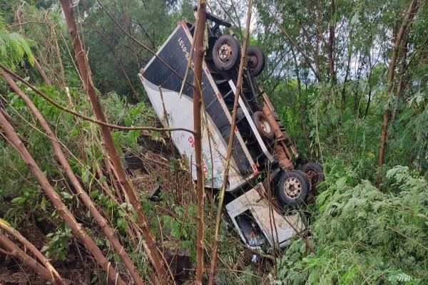 Caminhão tomba na BR 163: Motorista fica preso na cabine em Capitão Leônidas Marques
