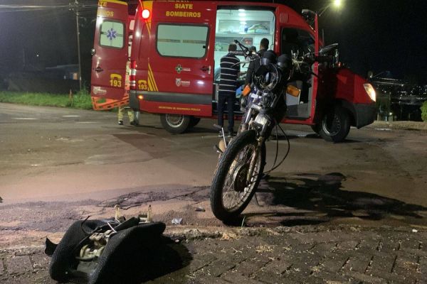 Motociclista de 20 anos fica ferido após colisão no Bairro Country em Cascavel