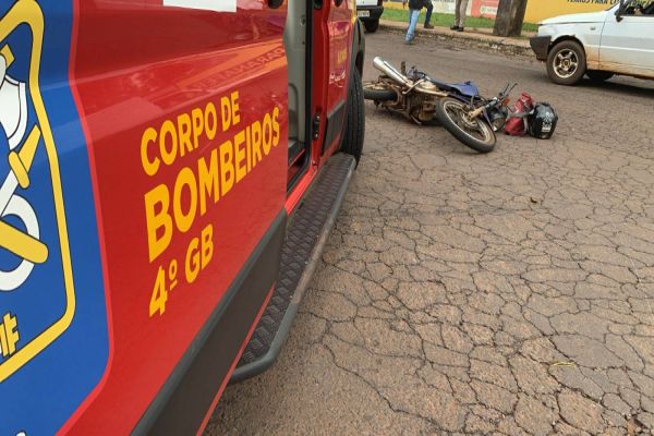 Motociclista fica ferido em colisão de trânsito na Rua Jacarezinho no Jardim Alvorada em Cascavel