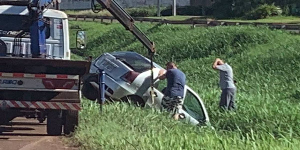 Palio desvia de colisão e para em barranco na PRc-467, em Cascavel