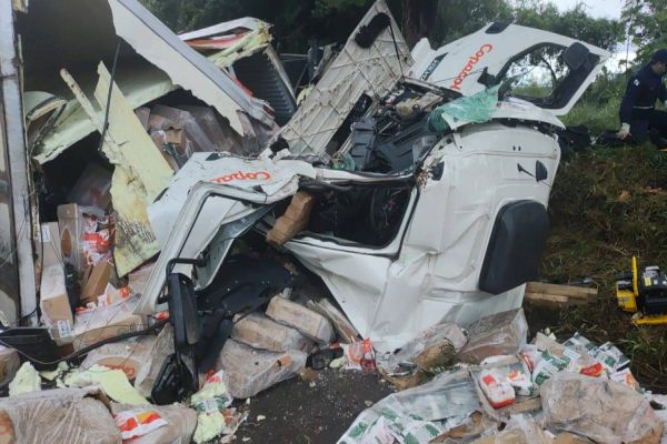 Caminhoneiro de Cafelândia fica ferido após acidente na BR-277 em Candói