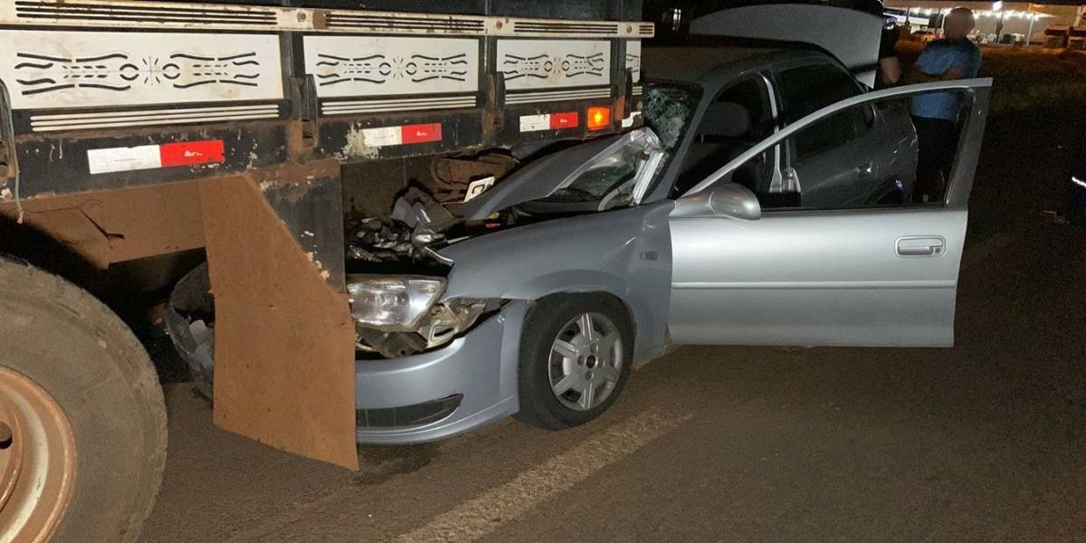 Carro para de baixo de caminhão após forte colisão na BR-277, no Bairro Santos Dumont em Cascavel