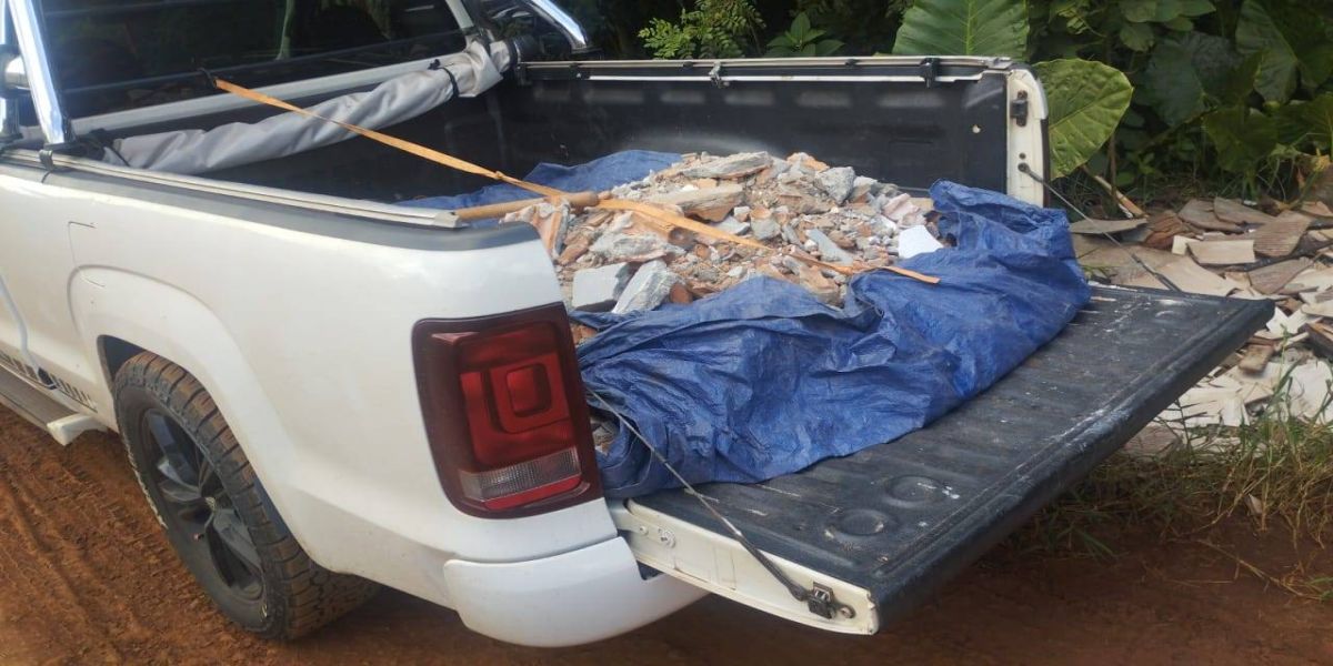 Homem é flagrado pela Guarda Municipal descartando entulhos em área de mata no Jardim Sanga Funda