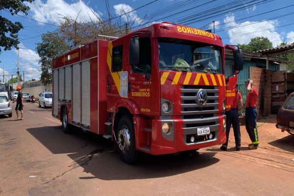 Bombeiros controlam princípio de incêndio em residência no Bairro Interlagos, em Cascavel
