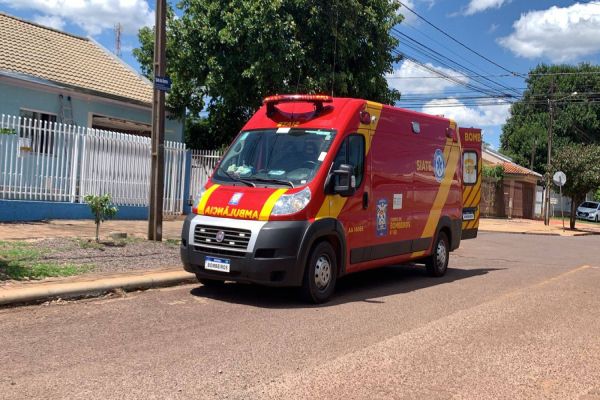 Idoso é socorrido após queda ao tentar colher abacates no Jardim Clarito em Cascavel