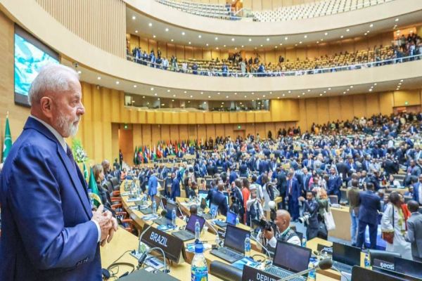 Lula: "Desenvolvimento não pode continuar sendo privilégio de poucos"