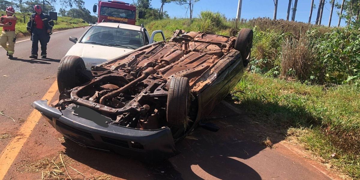 Capotamento deixa duas pessoas em estado grave na PR-490, próximo a Altônia