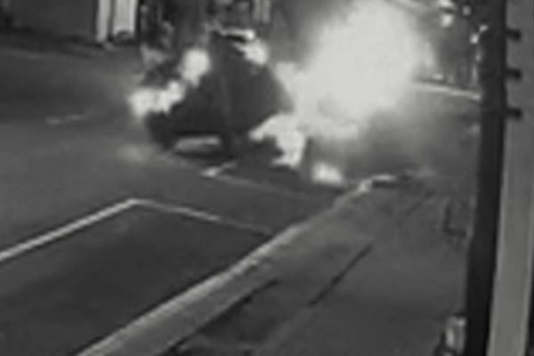 Câmera de segurança registra Astra tombando após atingir Gol estacionado na Rua Manaus