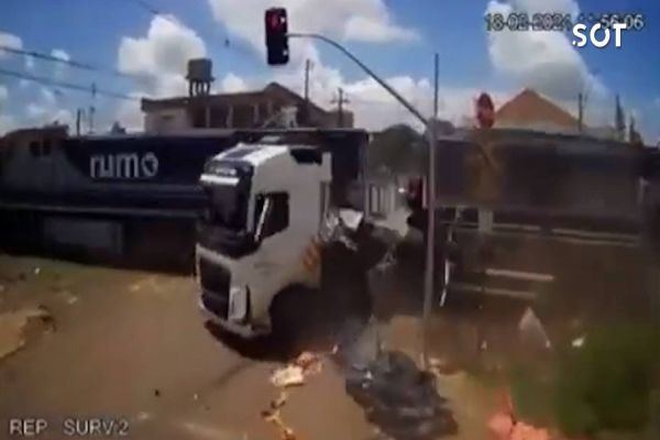 Trem atinge carreta e invade casa em Rolândia, mas ninguém fica ferido