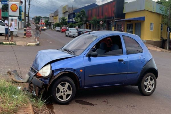 Duas pessoas ficam feridas em forte colisão de trânsito no Bairro Floresta em Cascavel