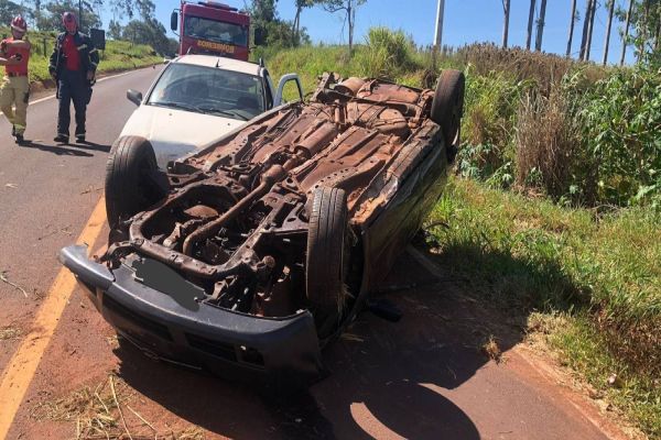 Capotamento deixa duas pessoas em estado grave na PR-490, próximo a Altônia
