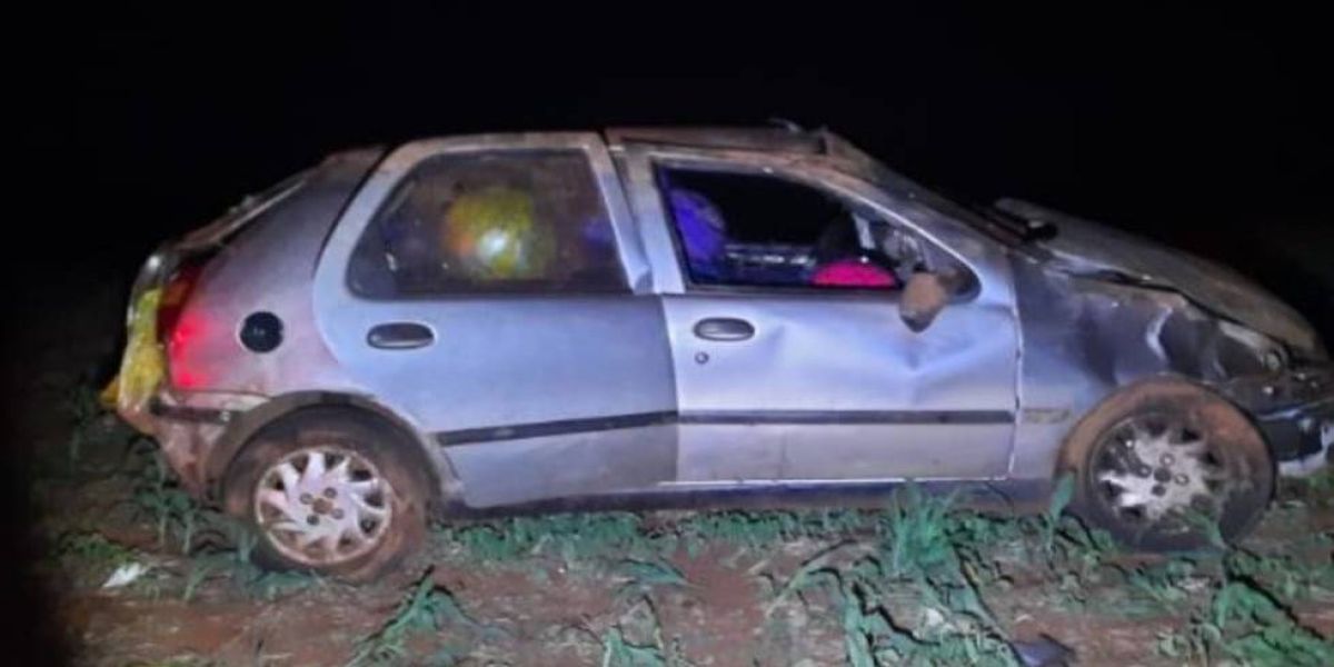 Capotamento na PR-317 deixa duas pessoas feridas em Toledo