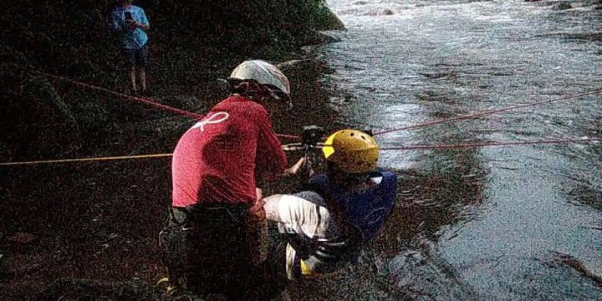 Bombeiros usam tirolesa para resgatar 16 pessoas de trilha no Litoral do Paraná