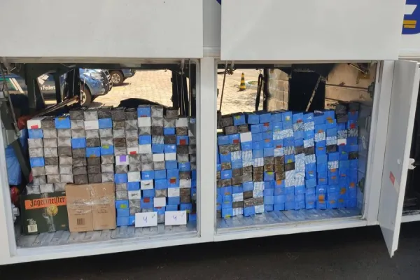 Foto relacionada a notícia: Receita Federal apreende 323 celulares em fundo falso de ônibus na BR 277