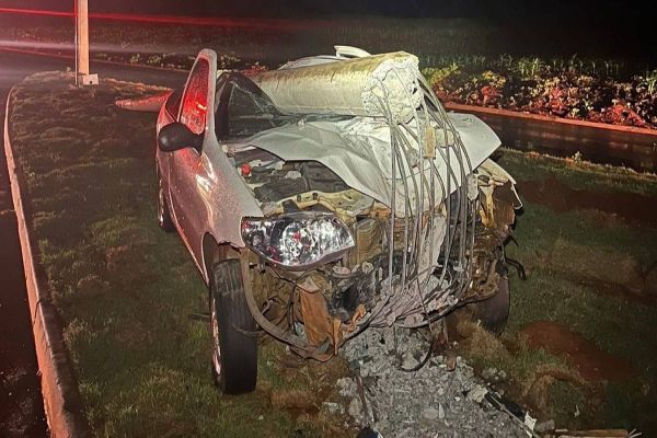 Palio de Cascavel colide violentamente em poste de energia na PR-317 em Toledo