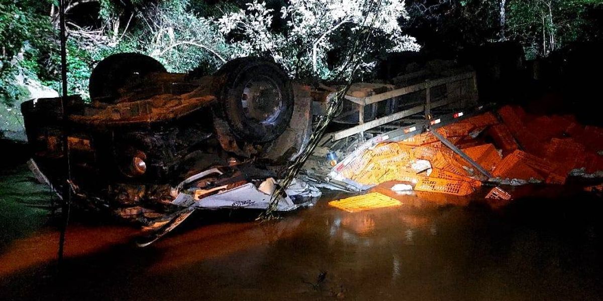 Condutor, esposa e filha de 6 anos morre após caminhão sair da pista e cair de ponte em São Domingos