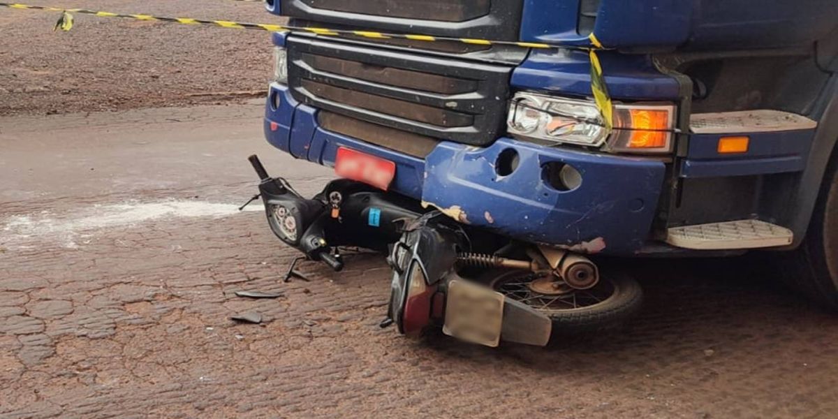 Motociclista fica em estado gravíssimo após colisão com caminhão no Bairro Maria Luiza