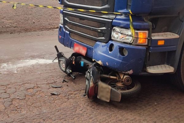 Motociclista fica em estado gravíssimo após colisão com caminhão no Bairro Maria Luiza
