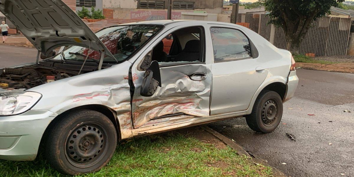 Condutora fica ferida em forte colisão de trânsito no Bairro Brasília em Cascavel