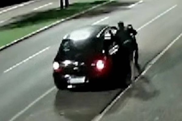 Câmera de monitoramento registra furto de veículo e vendedor sendo arrastado no Bairro São Cristóvão