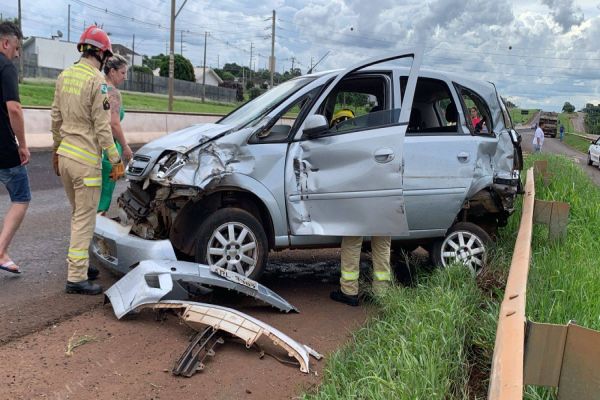 Duas pessoas ficam feridas em colisão entre três veículos na PRc-467 em Cascavel