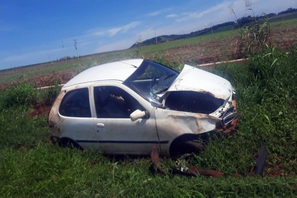 Colisão contra barranco na PR-317 deixa motorista ferido em Santa Helena