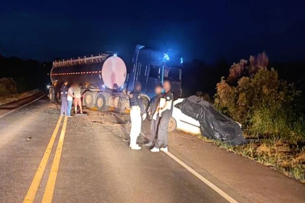 Cinco pessoas morrem em violenta colisão frontal entre carro e caminhão na BR-373