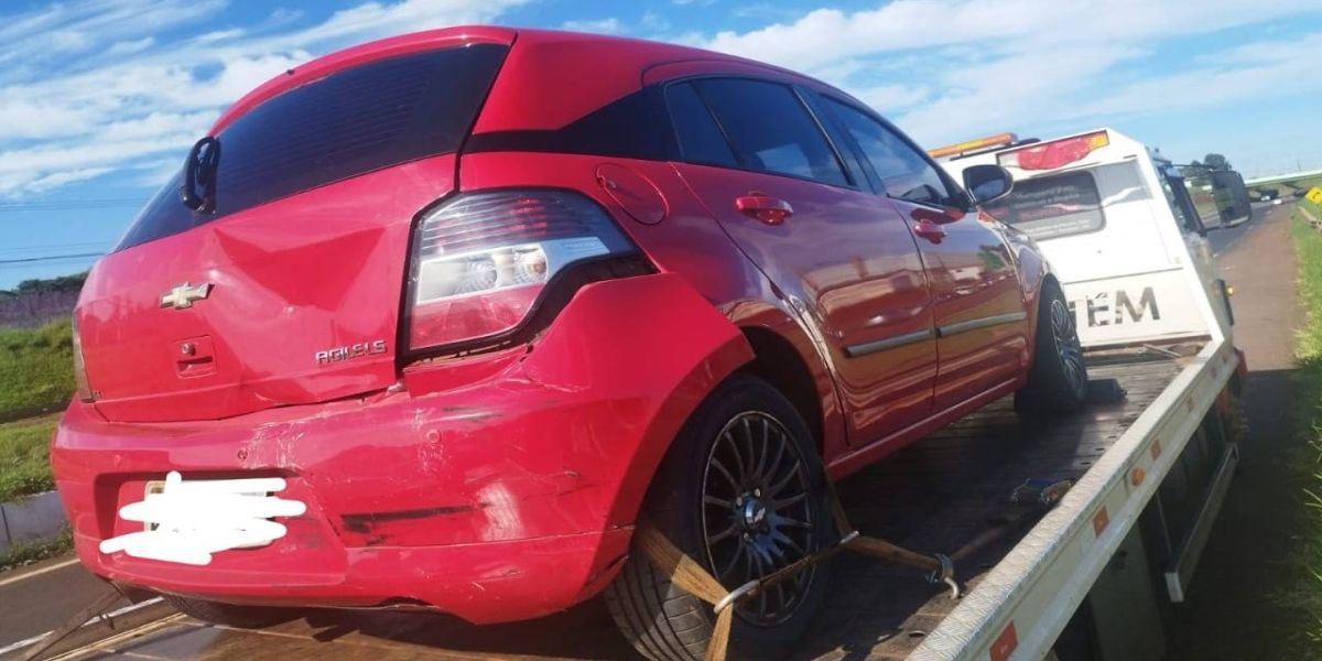 Colisão traseira na PRC-467 deixa veículos danificados, mas sem vítimas