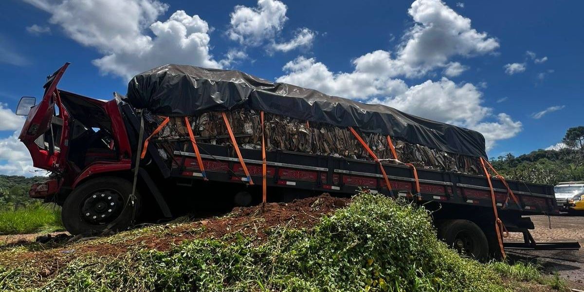 Caminhão de Cascavel para em cima de barranco após acidente na PR-473 em Nova Laranjeiras
