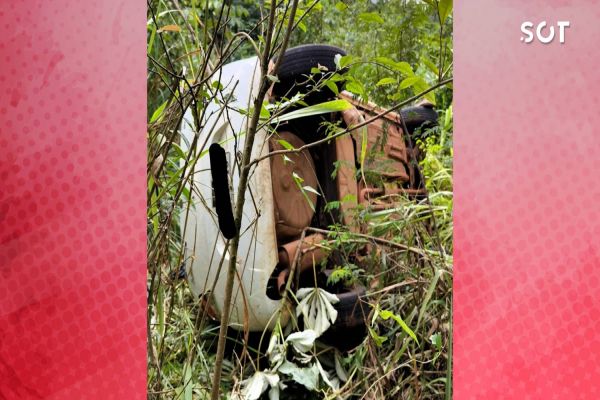 Condutora sai ilesa após perder controle de veículo e capotar na PR-239 em Nova Aurora