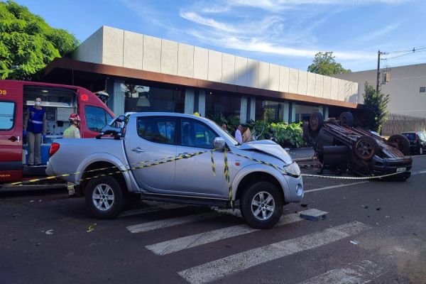 Ranger capota após violenta colisão de trânsito na Rua Mato Grosso, no centro de Cascavel