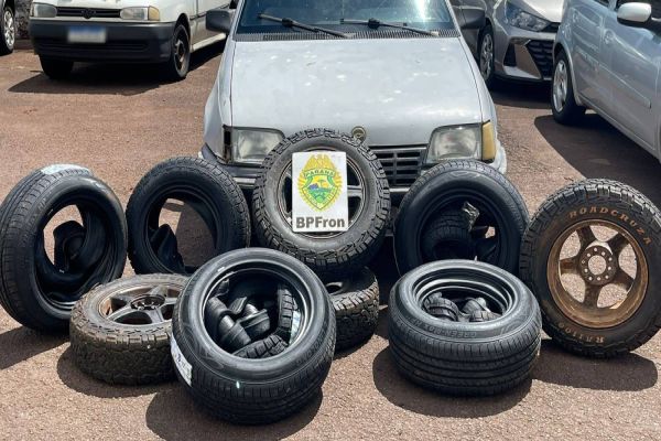 BPFRON apreende 2 veículos carregados com pneus contrabandeados em Céu Azul
